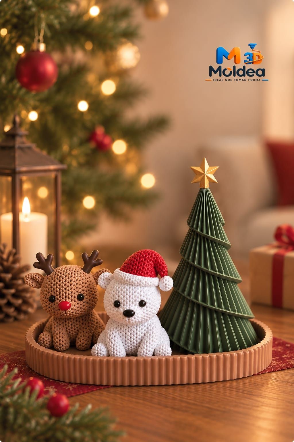 Conjunto decorativo de Natal: árvore verde em espiral com estrela dourada, rena castanha e figura branca com gorro vermelho sobre uma base redonda, num ambiente natalício iluminado.